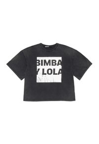 Čierne skrátené tričko z bavlny s veľkým bielym obdĺžnikovým grafickým motívom a nápisom "BIMBA Y LOLA" v tučnom písmovom type. Krátke rukávy.