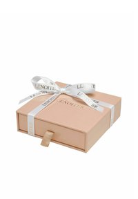 Scatola regalo color pesco con un nastro bianco, con la parola "LENOITES" stampata in oro. Include una linguetta per un'apertura facile.