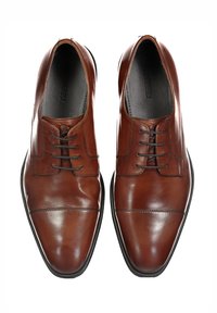 Scarpe da dress in pelle marrone con una superficie liscia, punta tonda e design con lacci. Presentano dettagli cuciti e una suola nera a contrasto.