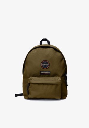 Zaino verde oliva con tasca frontale con cerniera, manico e spallacci neri, e due toppe con il logo Napapijri sul davanti.
