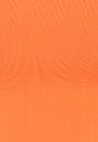 Rippstoff in Orange mit glatter Textur, der eine einheitliche Farbe und feine Linien aufweist, geeignet für verschiedene Bekleidungsdesigns.