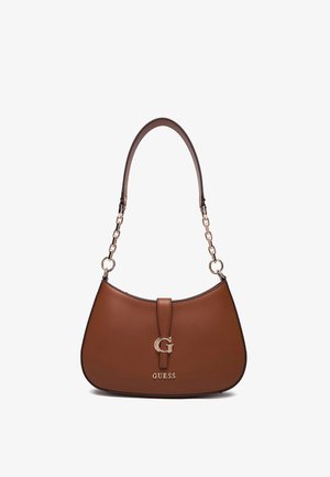 Sac à main en cuir synthétique marron avec une forme incurvée, une quincaillerie dorée, une patte centrale et une bandoulière ornée d'accents en chaîne.