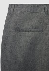 Tessuto a spina di pesce grigio sui pantaloni con tasca a filetto posteriore e passanti per cintura in vita.