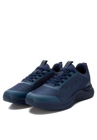 Zapatillas deportivas de color azul marino con parte superior de malla texturizada, suela de goma suave y puntera redonda. Presenta un diseño con cordones y acentos laterales en capas.