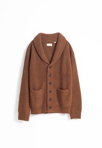 Cardigan de punto marrón con cuello chal, siete botones negros en el frente y dos bolsillos frontales con textura de canalé.
