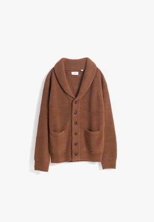 Cardigan de punto marrón con cuello chal, siete botones negros en el frente y dos bolsillos frontales con textura de canalé.