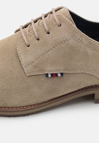 Pier One LEATHER - Šnurovačky - beige