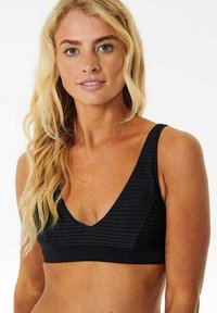 Bralette nera a coste con design a V e spalline larghe, caratterizzata da una superficie testurizzata e una fascia senza cuciture nella parte inferiore.