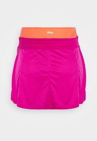 Bermudas deportivas rosas con una cintura naranja, con una textura suave y lados fruncidos. El logotipo de la marca "FILA" se muestra en la cintura.
