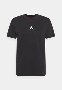 Svart kortärmad t-shirt med rund halsringning och en liten vit Jumpman-logotyp centrerad på bröstet.