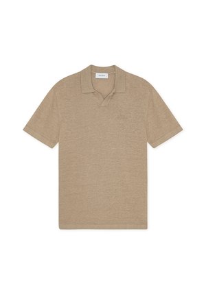 Μπεζ πόλο πουκάμισο κατασκευασμένο από απαλό ύφασμα, με κλασικό γιακά και κοντά μανίκια, διακοσμημένο διακριτικά με κέντημα λογότυπου στο στήθος.