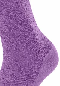 Lila gestrickte Socke mit einem strukturierten Muster aus ineinander greifenden Ovalen, ausgestattet mit verstärkter Zehen- und Fersenpartie für höhere Strapazierfähigkeit.