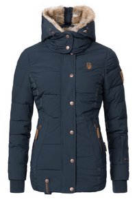 Veste isolante bleu marine avec capuche en fausse fourrure, quincaillerie en bronze, poches zippées et poignets côtelés, présentant un design matelassé.