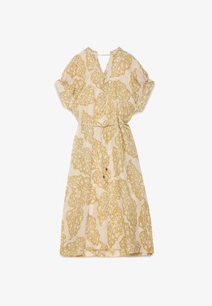 Vestido midi crema con mangas cortas holgadas, escote en V, cinturón ajustable en la cintura y un gran estampado de mariposas en color mostaza.