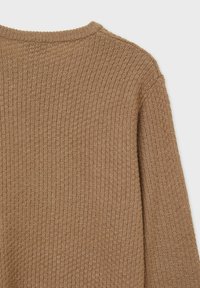 Maglione lavorato a maglia color cammello caratterizzato da un motivo testurizzato, colletto a giro e un leggero costolato lungo i bordi. Tessuto morbido con un aspetto caldo.