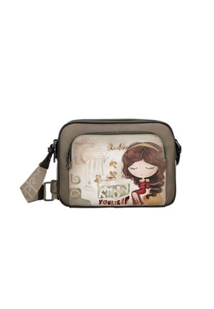 Borsa a tracolla rettangolare taupe con illustrazione frontale di una ragazza con gli occhi chiusi, capelli mossi e la scritta "Conosci te stesso."