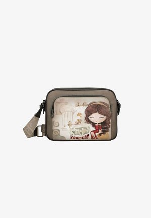 Borsa a tracolla rettangolare taupe con illustrazione frontale di una ragazza con gli occhi chiusi, capelli mossi e la scritta "Conosci te stesso."