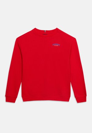 Κόκκινο φούτερ με μακριά μανίκια και στρογγυλή λαιμόκοψη, με μικρό μπλε λογότυπο "Tommy Hilfiger" στο αριστερό στήθος και ριμπ μανσέτες και τελείωμα.