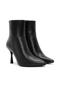 Zwarte leren enkellaarzen met puntige neuzen en slanke stiletto-hakken. Strak ontwerp met een gladde textuur en een hoge snit.