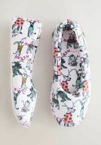 Pehmed sussid valgest kangast, millel on värvilised multifilmiloigud erinevates rõivastes. Ümar nina, pehme sisevooder ja paindlik tald.