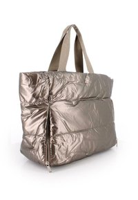 Bolso tote acolchado de color plata metálico con asas beige, cremallera lateral y textura acolchada, sobre un fondo blanco.