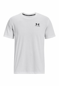 Hvid t-shirt med korte ærmer lavet af bomuld med rund halsudskæring, der har et sort Under Armour-logo på venstre bryst.