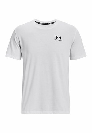 Biely krátky rukáv tričko vyrobené z bavlny s okrúhlym výstrihom, s čiernym logom Under Armour na ľavej strane hrude.