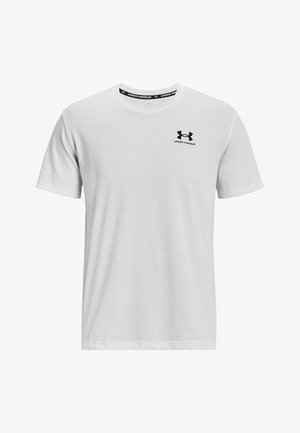 Weißes T-Shirt mit kurzen Ärmeln aus Baumwolle, mit runder halsöffnung, das ein schwarzes Under Armour-Logo auf der linken Brustseite trägt.