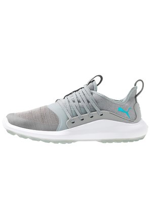 Jasnoszary sportowy but z siateczkowym noskiem, sznurowanym designem, białą podeszwą i turkusowym logo Puma po boku.