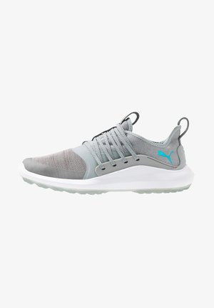 Zapatilla deportiva gris claro con puntera de malla, diseño con cordones, suela blanca y logo turquesa de Puma en el lateral.