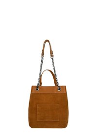 Bruine handtas van suède en leer met voorvak, dubbele leren en ketting schouderbanden op een witte achtergrond.