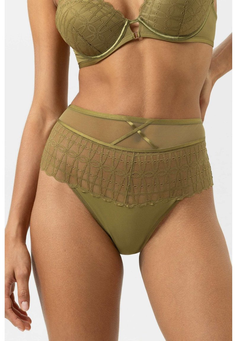 Ensemble de lingerie vert olive comprenant un soutien-gorge à dentelle texturée et un slip taille haute avec des détails en mesh et des bordures festonnées.
