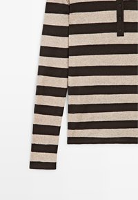 Langärmeliges gestreiftes Hemd in Beige und Dunkelbraun, mit knöpfbarer Blende am Kragen und einem weichen, strukturierten Stoff.