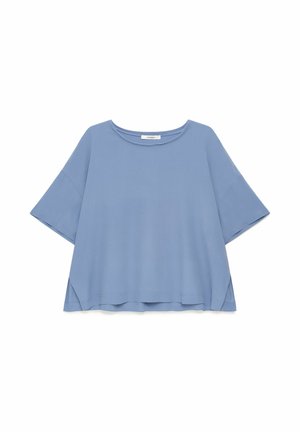 Blusa da donna azzurro chiaro, vestibilità ampia, maniche corte, scollatura rotonda e orlo posteriore leggermente più lungo.