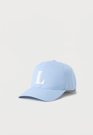 Cappellino da baseball azzurro chiaro con la lettera "L" ricamata in bianco sul davanti, mostrato su uno sfondo bianco uniforme.