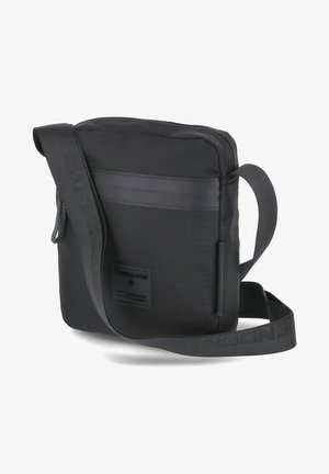 Borsa a tracolla nera realizzata in tessuto testurizzato con un pannello frontale liscio. Presenta un design imbottito, una tracolla regolabile e un'etichetta con logo.