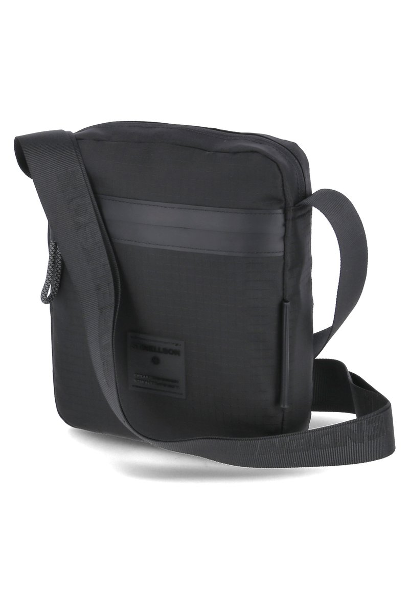 Borsa a tracolla nera realizzata in tessuto testurizzato con un pannello frontale liscio. Presenta un design imbottito, una tracolla regolabile e un'etichetta con logo.