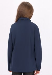 Marineblå jakke med høj krave, lange ærmer og glat stof. Har en lige pasform og minimalistisk design på bagsiden.