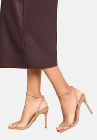 Lipsy REGULAR FIT - HIGH MULTI STRAP MINIMAL  - Korolliset sandaalit - nude