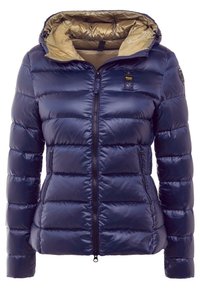 Giacca puffer blu navy con una texture lucida e liscia, chiusura con zip e cappuccio. L'interno presenta una fodera beige chiaro a contrasto e un branding sottile.