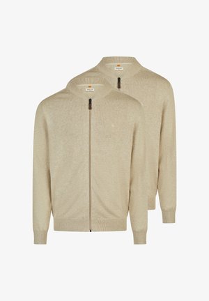 Dwa beżowe, zapinane na zamek kardigany z dzianiny z prążkowanym kołnierzem, mankietami i dołem, ułożone na białym tle, częściowo na siebie zachodzące.