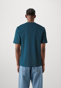 DRYKORN RAPHAEL - Basic póló - green