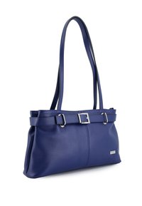 Blaue Lederhandtasche mit langen Schulterriemen, dekorativem Schnallendetail und feiner Naht auf einem weißen Hintergrund.