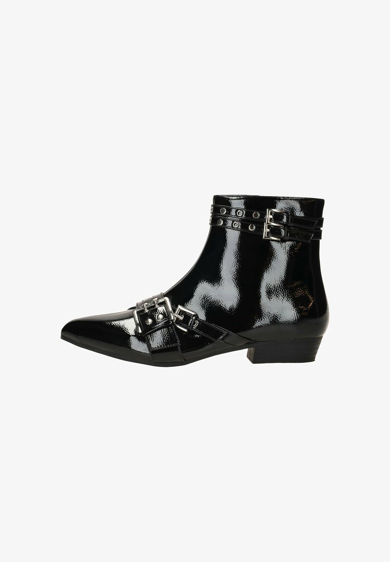Zwarte patenten enklaarsjes met puntige neus, twee metalen gespen, gestikte riemdetails en een lage blokhak. Glad oppervlak met glanzende afwerking.