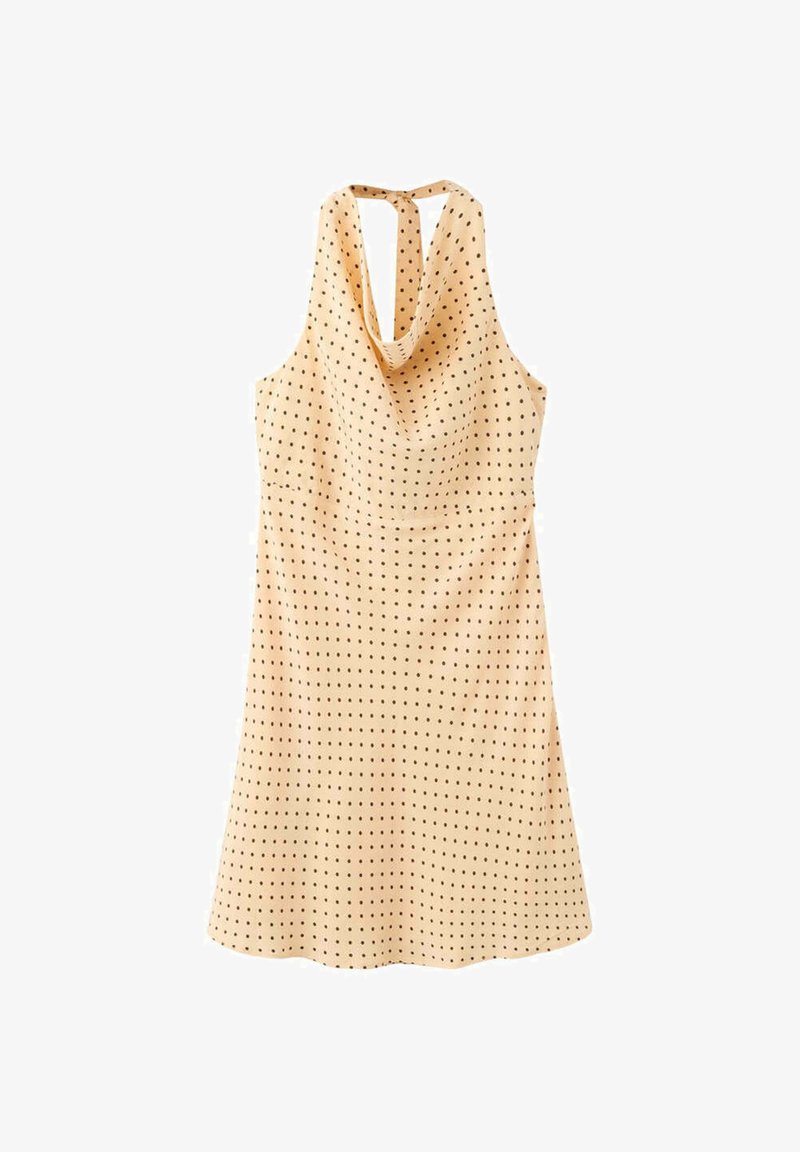 Robe beige sans manches à pois noirs, col halter et détail drapé au dos, suspendue sur un fond blanc.