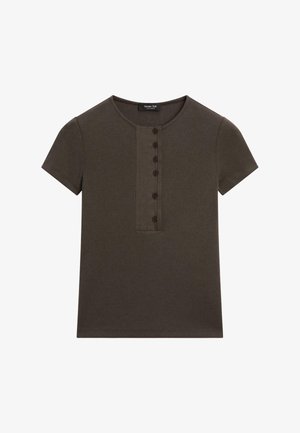 Dunkelgrünes, geripptes T-Shirt mit kurzen Ärmeln, rundem Ausschnitt und einer fünfknöpfigen Leiste vorne. Weiche Textur und minimalistisches Design.