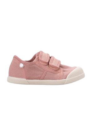 Zapato de lona rosa claro con dos correas de Velcro, punta redondeada y suela de goma blanca texturizada. Acentuado con una pestaña circular en el lateral.