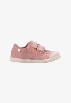 Zapato de lona rosa claro con dos correas de Velcro, punta redondeada y suela de goma blanca texturizada. Acentuado con una pestaña circular en el lateral.