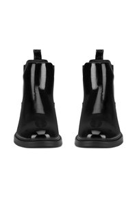 Botine negre din piele lăcuită cu un finisaj neted și lucios, panouri laterale elastice și o bandă de tragere în spate, având o talpă plată.