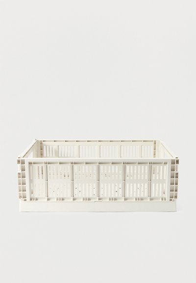 Caja rectangular de plástico blanco con lados y base ranurados, diseñada para el almacenamiento o transporte de mercancías.